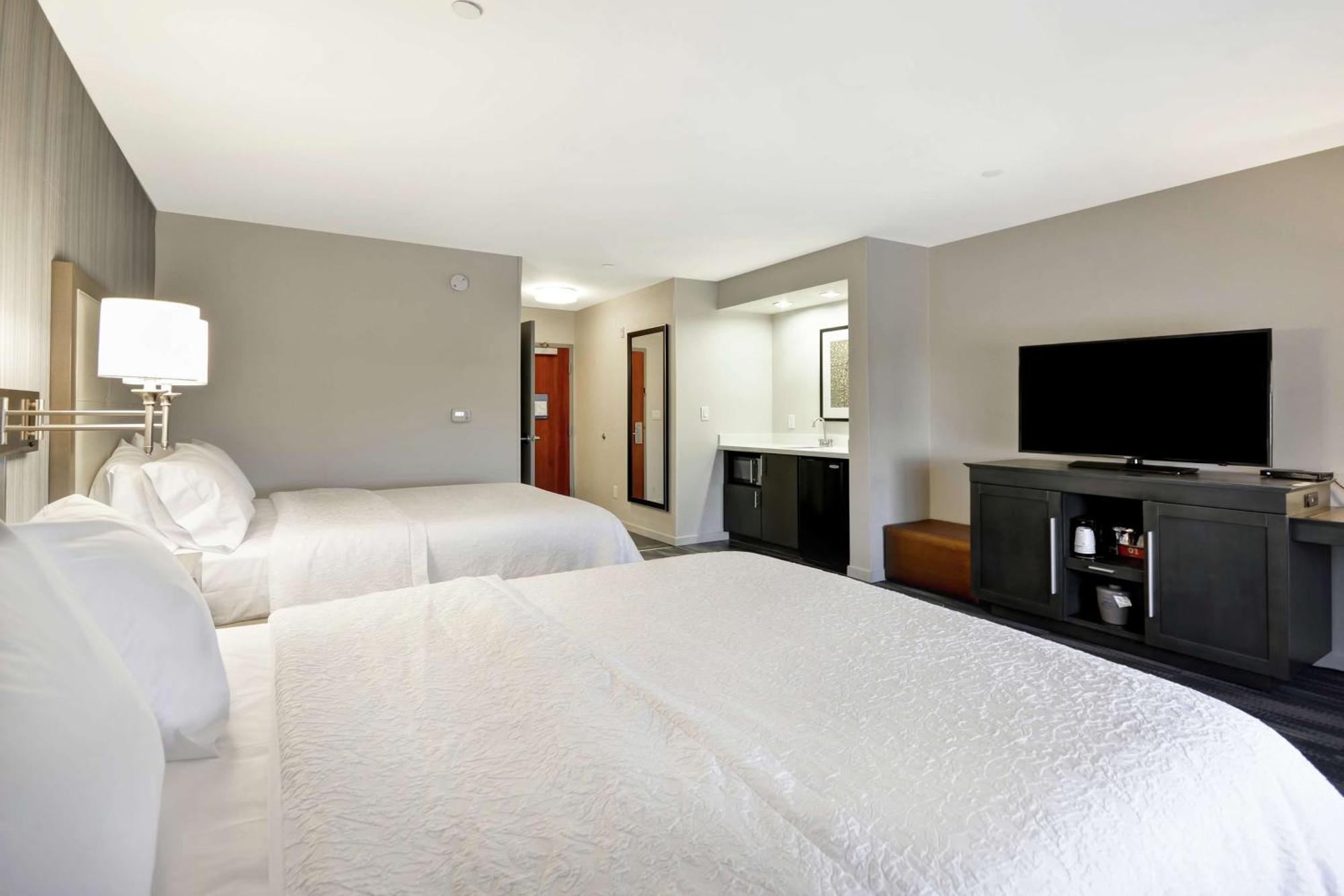 Hampton & Los Angeles Airport Hotel 3*